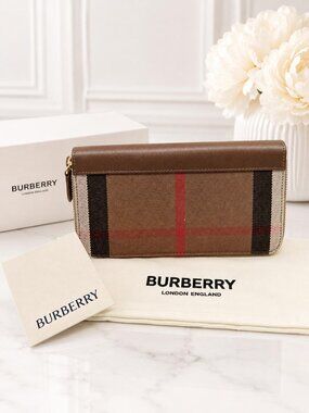 Authentic Burberry Vintage Check Zip Around Wallet NWT